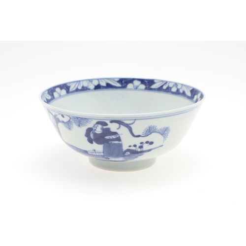 770 - LATE 19THC CHINESE BLUE & WHITE BOWLS. Three similar late 19thc bowls of differing sizes, each paint... 