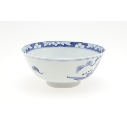 770 - LATE 19THC CHINESE BLUE & WHITE BOWLS. Three similar late 19thc bowls of differing sizes, each paint... 