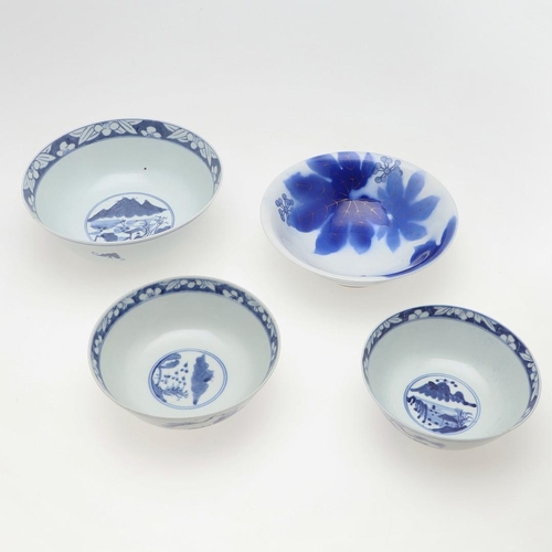 770 - LATE 19THC CHINESE BLUE & WHITE BOWLS. Three similar late 19thc bowls of differing sizes, each paint... 