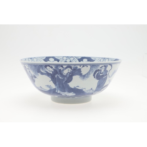 770 - LATE 19THC CHINESE BLUE & WHITE BOWLS. Three similar late 19thc bowls of differing sizes, each paint... 