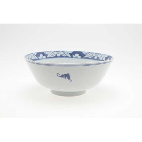 770 - LATE 19THC CHINESE BLUE & WHITE BOWLS. Three similar late 19thc bowls of differing sizes, each paint... 