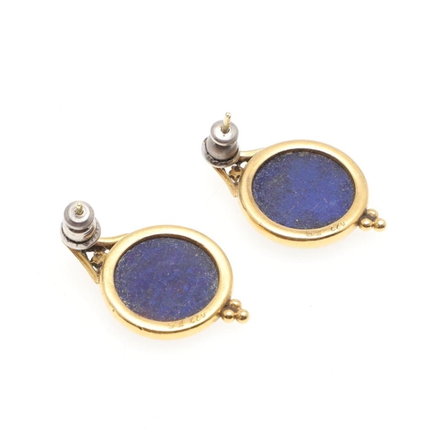 1004 - A LAPIS LAZULI AND GOLD NECKLET. the gold oval link necklet is mounted with lapis lazuli batons, 41.... 