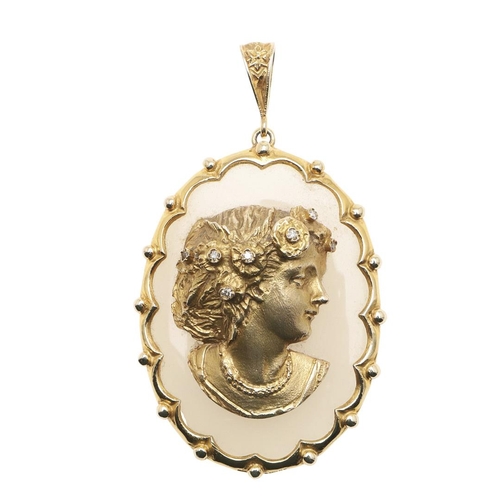 1009 - A CHALCEDONY AND GOLD PENDANT. the oval-shaped chalcedony pendant mounted with a gold carved head an... 