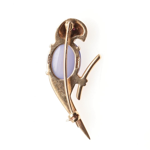 1033 - A 9CT GOLD MACAW BROOCH. the body mounted with agate, with ruby eye, 4.5cm long, 8.0 grams.