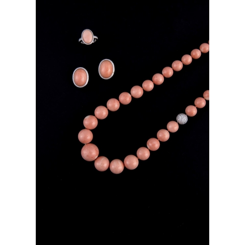 1120 - A GRADUATED NATURAL CORAL BEAD NECKLACE. the coral beads graduate from approximately 10.0 to 24.0mm ... 