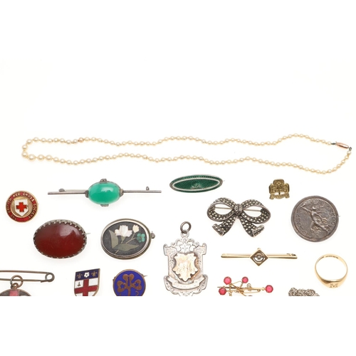 785 - A QUANTITY OF JEWELLERY. including an 18ct gold signet ring, engraved with the initial M, 5.6 grams,... 