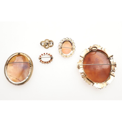 786 - A QUANTITY OF JEWELLERY. including an agate bead necklace, a garnet and gilt metal oval shaped brooc... 