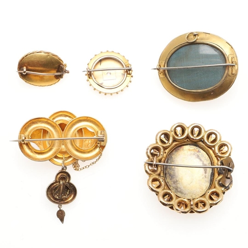 787 - A VICTORIAN GOLD AND GEM SET BROOCH. of scrolling form, with foliate engraved decoration, 4.5cm wide... 