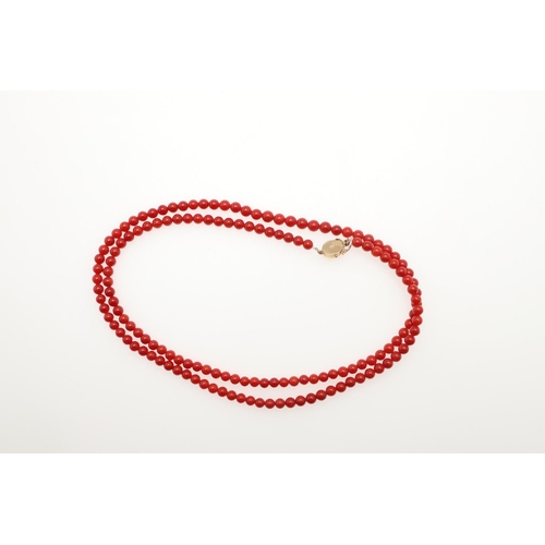 795 - A SINGLE ROW GRADUATED CORAL BEAD NECKLACE. the coral beads graduate from approximately 4.3 to 5.0mm... 