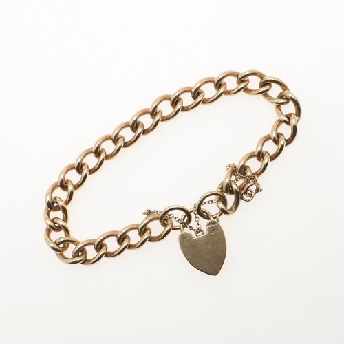 814 - A 9CT GOLD CURB LINK BRACELET. with padlock clasp, 17.5cm long, 27.2 grams.