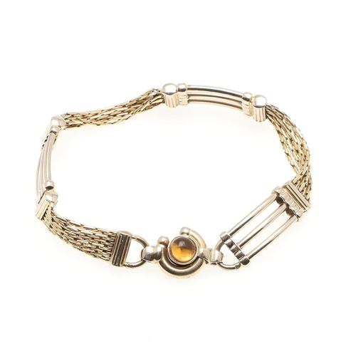 818 - AN 18CT GOLD BRACELET. formed with bicoloured long and short links, suspending a cabochon citrine, 1... 