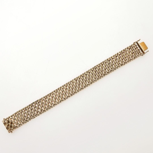 822 - A 14CT GOLD FANCY LINK BRACELET. with concealed clasp, 19.0cm long, 57.2 grams.