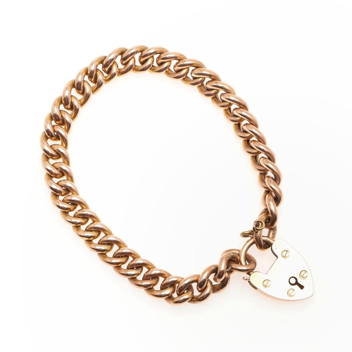 828 - A 15CT GOLD CURB LINK BRACELET. with padlock clasp, 18.5cm long, 16.2 grams.