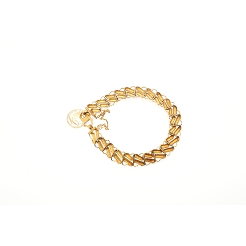 832 - A GOLD FANCY LINK BRACELET. 15cm long, 10.3 grams.