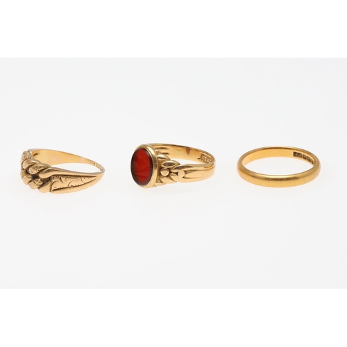 841 - AN 18CT GOLD AND CARNELIAN SIGNET RING. mounted with an oval-shaped carnelian, hallmarked for London... 