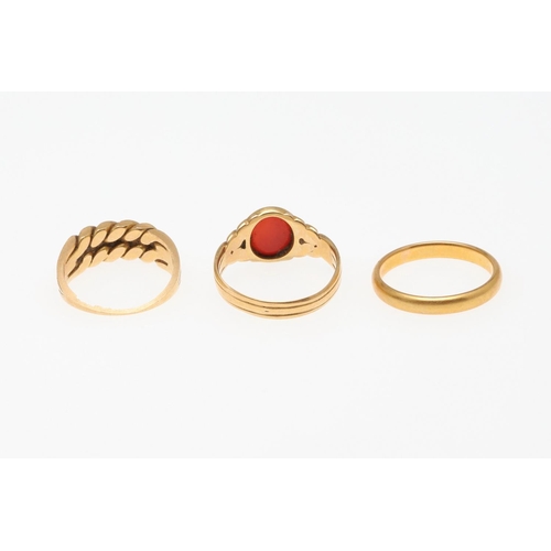 841 - AN 18CT GOLD AND CARNELIAN SIGNET RING. mounted with an oval-shaped carnelian, hallmarked for London... 