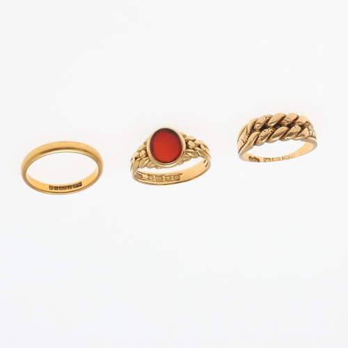 841 - AN 18CT GOLD AND CARNELIAN SIGNET RING. mounted with an oval-shaped carnelian, hallmarked for London... 