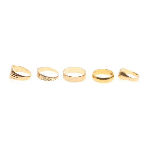 843 - A 22CT GOLD WEDDING BAND. 6.5 grams, size O 1/2, an 18ct gold signet ring, engraved with initials, 6... 