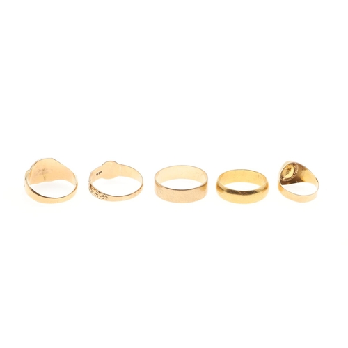 843 - A 22CT GOLD WEDDING BAND. 6.5 grams, size O 1/2, an 18ct gold signet ring, engraved with initials, 6... 