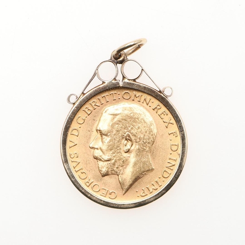 846 - A GEORGE V GOLD SOVEREIGN. 1911, in a 9ct gold pendant mount, total weight 9.3 grams.