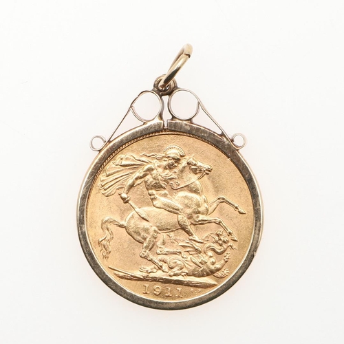 846 - A GEORGE V GOLD SOVEREIGN. 1911, in a 9ct gold pendant mount, total weight 9.3 grams.