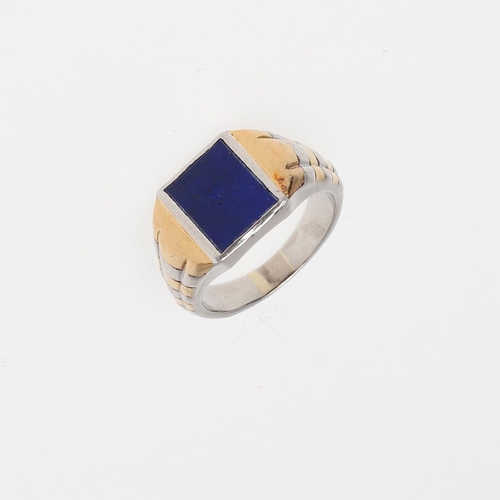 849 - A GENTLEMAN'S 1920'S PLATINUM AND GOLD LAPIS LAZULI SIGNET RING. mounted with a panel of lapis lazul... 