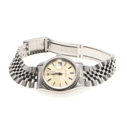 902 - A GENTLEMAN'S STAINLESS STEEL OYSTER PERPETUAL DATEJUST WRISTWATCH BY ROLEX. the signed circular dia... 