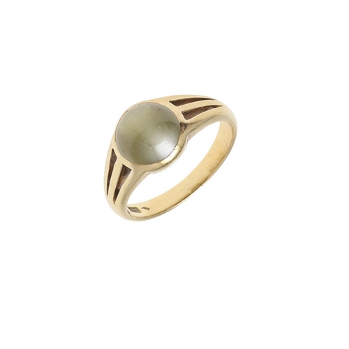 906 - A CHRYSOBERYL CAT'S-EYE AND GOLD RING. the circular-cut cat's-eye is set in 18ct gold, 3.6 grams. Si... 