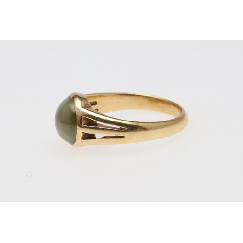 906 - A CHRYSOBERYL CAT'S-EYE AND GOLD RING. the circular-cut cat's-eye is set in 18ct gold, 3.6 grams. Si... 