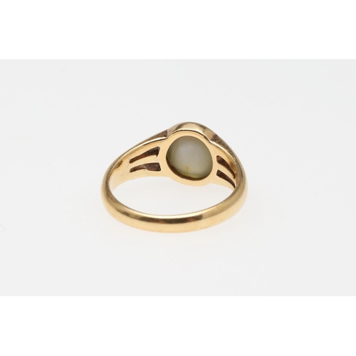 906 - A CHRYSOBERYL CAT'S-EYE AND GOLD RING. the circular-cut cat's-eye is set in 18ct gold, 3.6 grams. Si... 