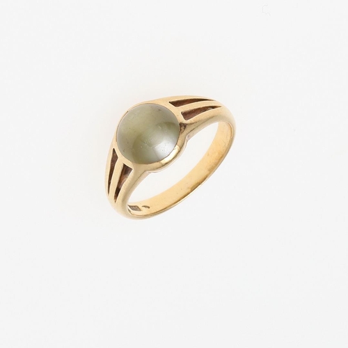 906 - A CHRYSOBERYL CAT'S-EYE AND GOLD RING. the circular-cut cat's-eye is set in 18ct gold, 3.6 grams. Si... 