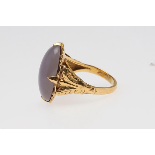 939 - A LAVENDER JADE RING. mounted with an oval-shaped jade cabochon, in gold, 5.6 grams. Size M.