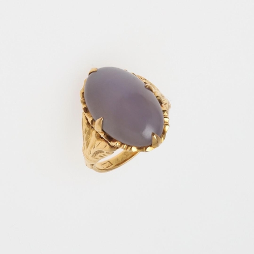 939 - A LAVENDER JADE RING. mounted with an oval-shaped jade cabochon, in gold, 5.6 grams. Size M.