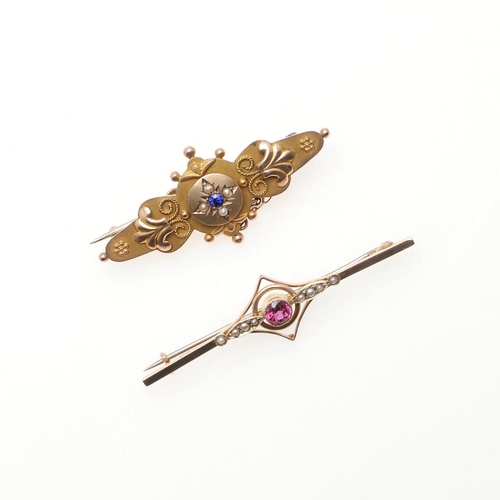 953 - A RUBY, PEARL AND GOLD BROOCH. centred with a circular-cut ruby, with small half pearls, in gold, 5.... 