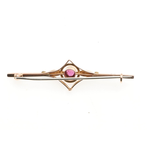 953 - A RUBY, PEARL AND GOLD BROOCH. centred with a circular-cut ruby, with small half pearls, in gold, 5.... 