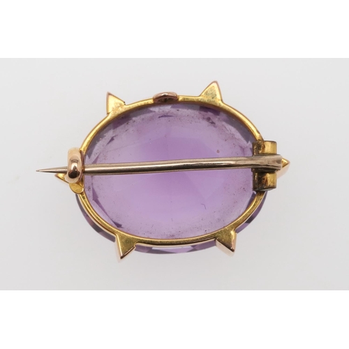 957 - AN AMETHYST AND GOLD BROOCH. the oval-shaped amethyst is set in a yellow gold mount, 2.3cm wide, 5.7... 