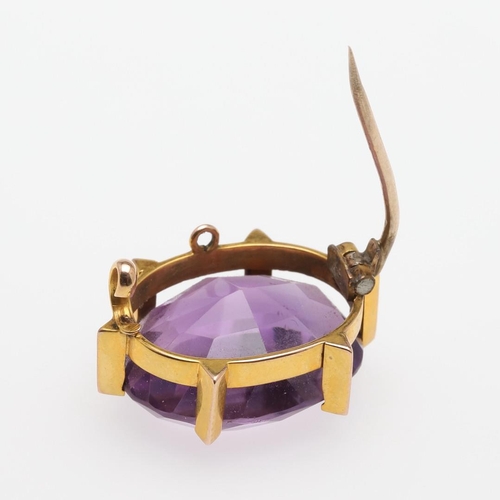 957 - AN AMETHYST AND GOLD BROOCH. the oval-shaped amethyst is set in a yellow gold mount, 2.3cm wide, 5.7... 