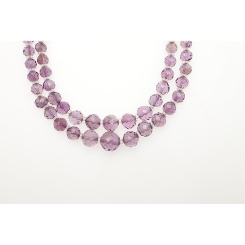 970 - AN AMETHYST NECKLACE. mounted with graduated oval-shaped amethyst drops in gilt metal, 35.5cm long, ... 