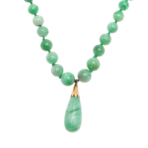 972 - A SINGLE ROW GRADUATED JADE BEAD NECKLACE. the jade beads graduate from approximately 3.8 to 7.0mm t... 