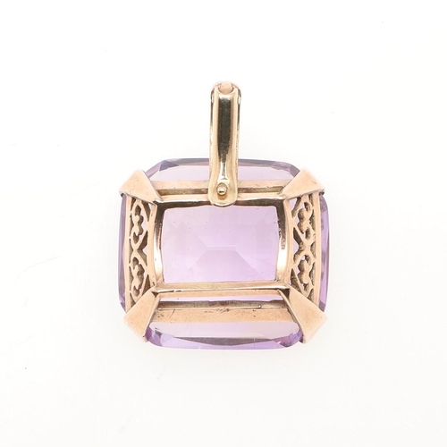 986 - AN AMETHYST AND GOLD PENDANT. mounted with a rectangular-shaped amethyst  in gold mount with heart d... 