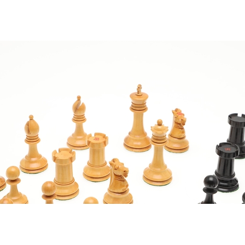 471 - A STAUNTON PATTERN CHESS SET, CIRCA 1900. in turned ebony and boxwood, the castle and knight pieces ... 