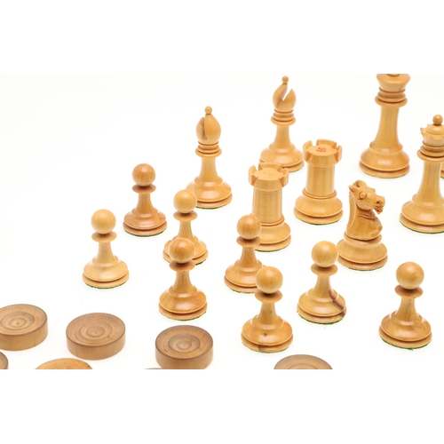 471 - A STAUNTON PATTERN CHESS SET, CIRCA 1900. in turned ebony and boxwood, the castle and knight pieces ... 