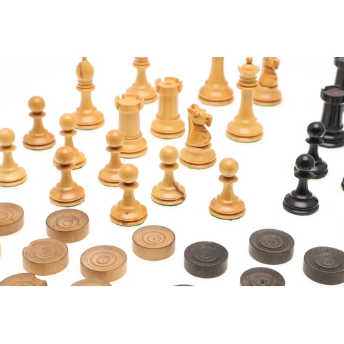 471 - A STAUNTON PATTERN CHESS SET, CIRCA 1900. in turned ebony and boxwood, the castle and knight pieces ... 