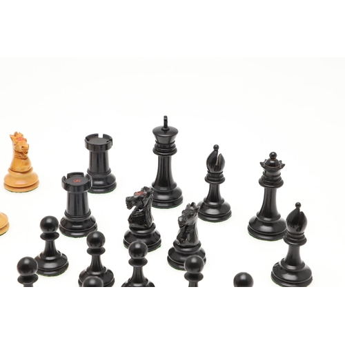 471 - A STAUNTON PATTERN CHESS SET, CIRCA 1900. in turned ebony and boxwood, the castle and knight pieces ... 