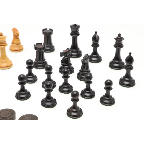 471 - A STAUNTON PATTERN CHESS SET, CIRCA 1900. in turned ebony and boxwood, the castle and knight pieces ... 