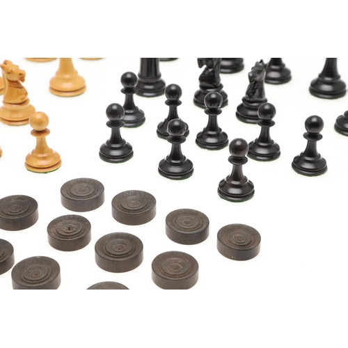 471 - A STAUNTON PATTERN CHESS SET, CIRCA 1900. in turned ebony and boxwood, the castle and knight pieces ... 