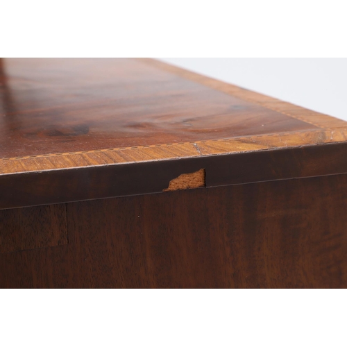 489 - A MAHOGANY TABLE TOP CHEST OF DRAWERS. the crossbanded top with herringbone inlay over four drawers ... 