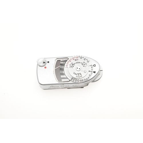 551 - LEICA M3 RANGEFINDER CAMERA & LIGHT METER. A M3 camera, Serial Number 997627 (1960), with a Leitz Su... 