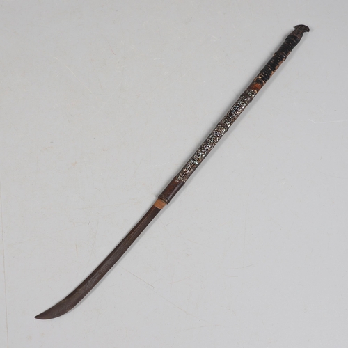 115 - A 19TH CENTURY JAPANESE SAMURAI NAGINATA POLEARM SWORD. With a 35.5 cm hooked blade mounted on a mot... 