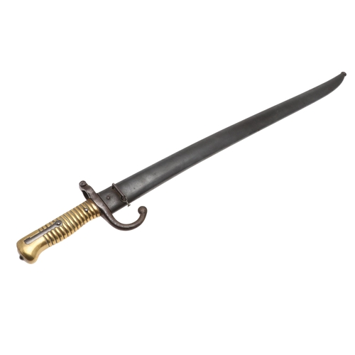 130 - A 19TH CENTURY FRENCH CHASSEPOT 'YATAGHAN' BAYONET. With a 57 cm yataghan blade with pointed tip, si... 